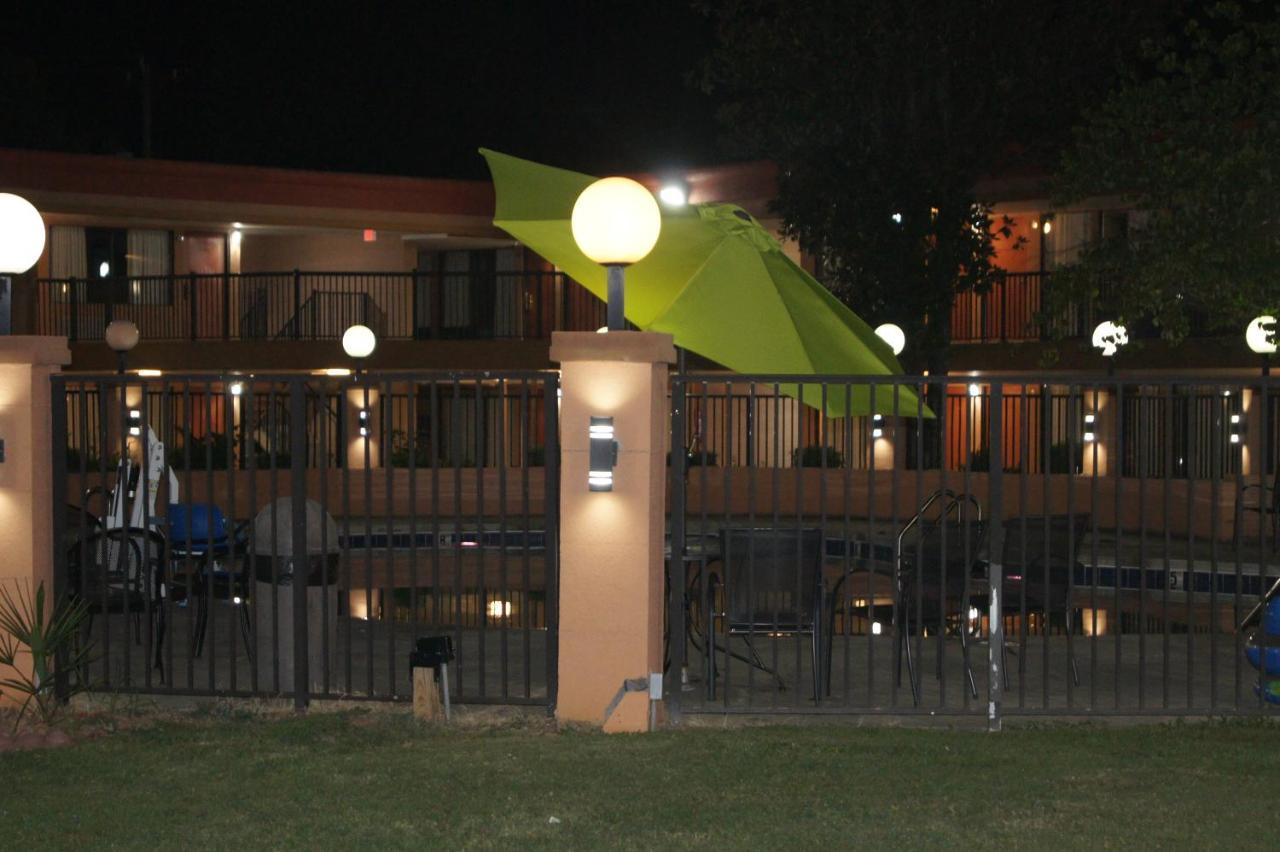 Days Inn By Wyndham Durham/Near Duke University Extérieur photo