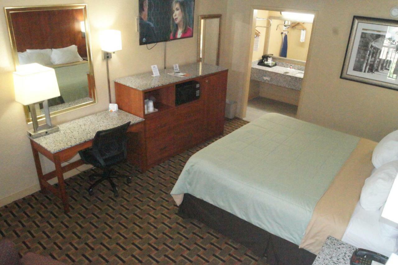 Days Inn By Wyndham Durham/Near Duke University Extérieur photo